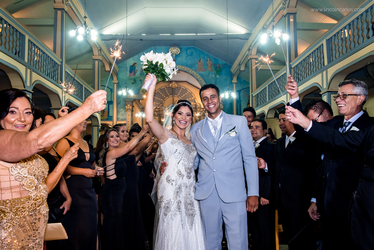 saida-dos-noivos-casamento-fernanda-e-breno-em-pompeu-mg