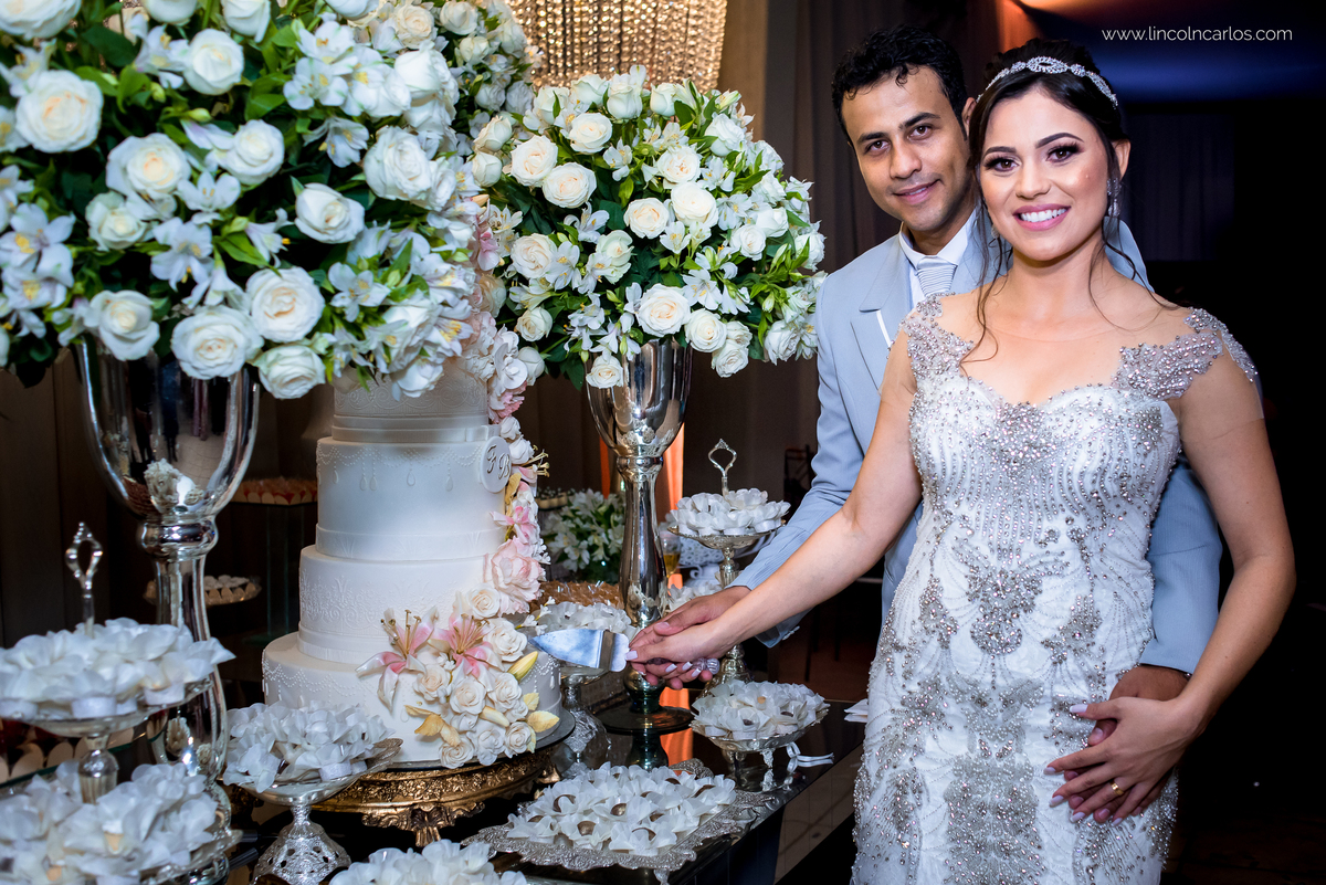 festa-de-casamento-noivos-na-mesa-de-bolo-fernanda-e-breno-space-life-em-pompeu-mg