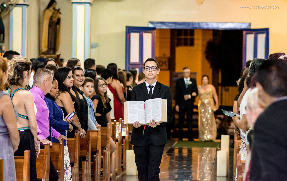 pagues-entrada-com-a-biblia