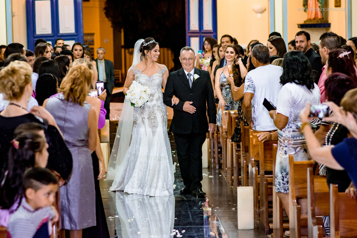entrada-da-noiva-vestido-de-noiva-da-zephora-casamento-em-pompeu-mg