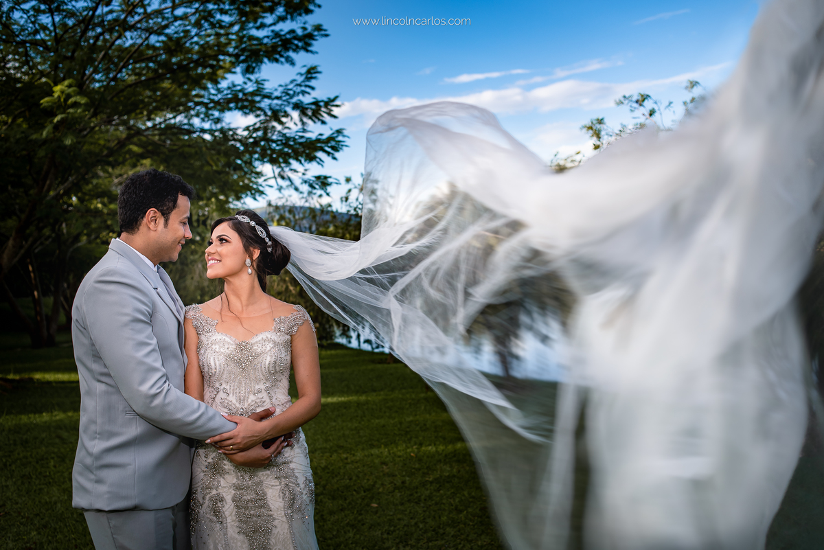 ensaio-pós-casamento-pós-wedding-fernanda-breno-ensaio-de-casal-fotos-externas-de-casal-fotos-de-espaço-shangrilá-mateus-leme-fotografo-de-casamento-veu-noiva-lincoln-carlos

