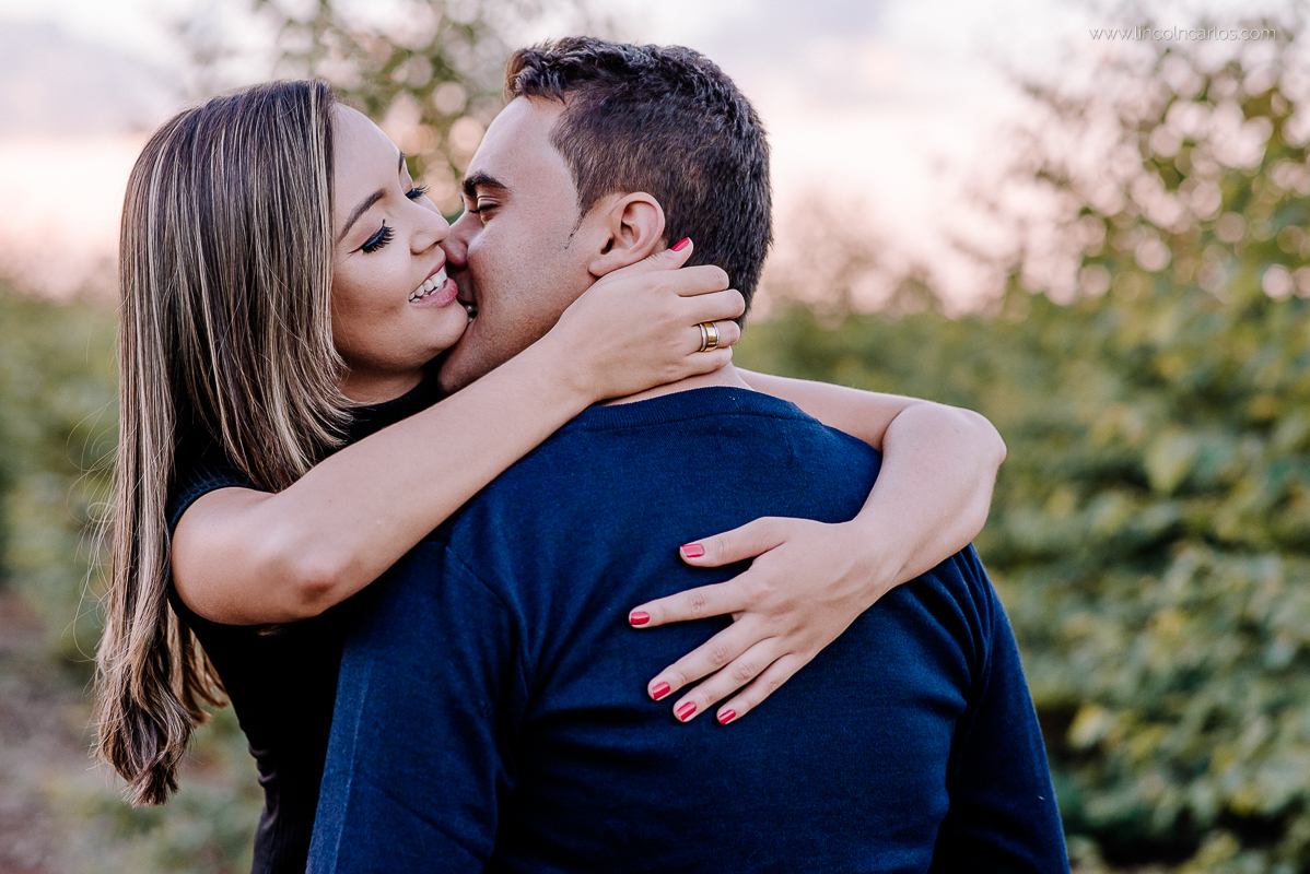ensaio-de-namorados-com-no-eucalipto-martinho-campos-minas-gerais-lincoln-carlos-fotografo-de-casamento-wedding-bride-pompeu-mg-ensaio-pre-casamento-pre-wedding-pre-casamento

