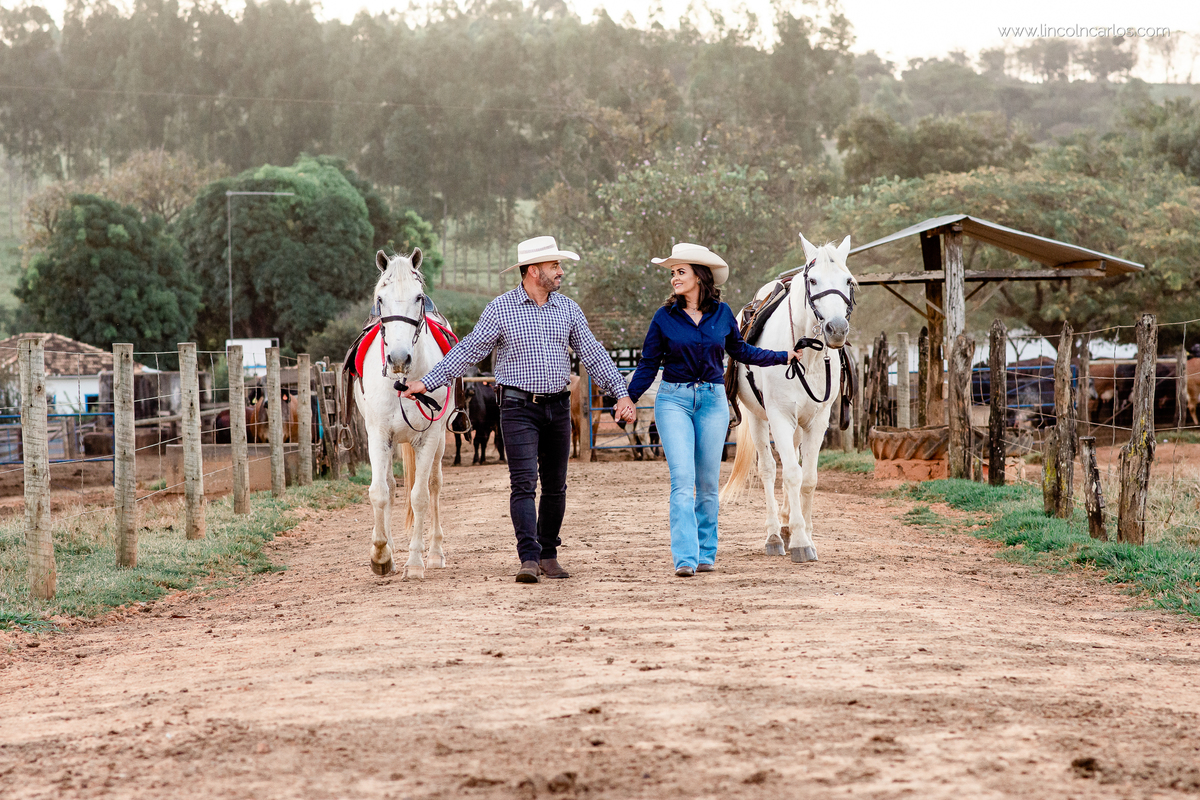 ensaio-pre-casamento-com-cavalos-ensaio-na-fazenda-pre-wedding-com-cavalos-ensaio-pre-casamento-na-fazenda-com-chapeu-pre-wedding-na-fazenda-ensaio-de-casal-country