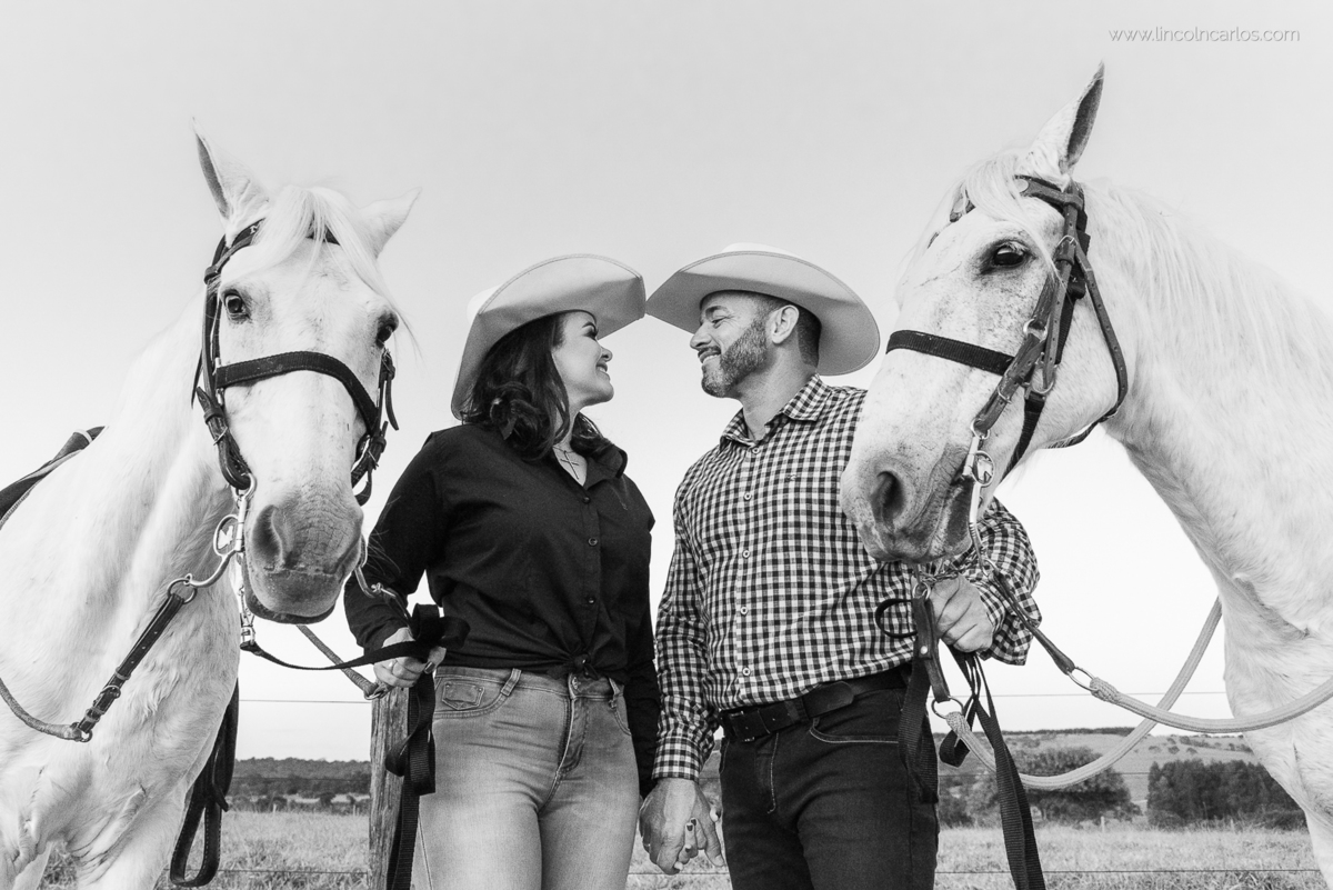 ensaio-pre-casamento-com-cavalos-ensaio-na-fazenda-pre-wedding-com-cavalos-ensaio-pre-casamento-na-fazenda-com-chapeu-pre-wedding-na-fazenda-ensaio-de-casal-country