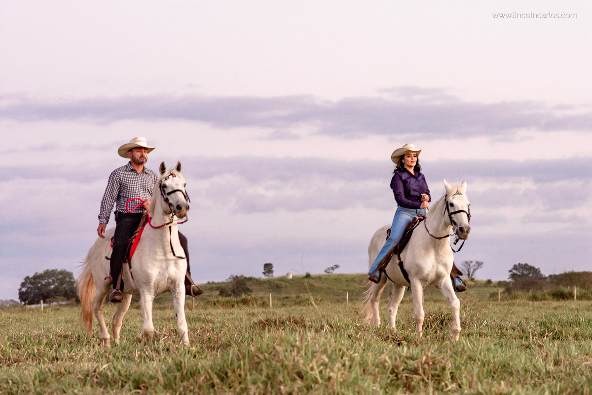 ensaio-pre-casamento-com-cavalos-ensaio-na-fazenda-pre-wedding-com-cavalos-ensaio-pre-casamento-na-fazenda-com-chapeu-pre-wedding-na-fazenda-ensaio-de-casal-country
