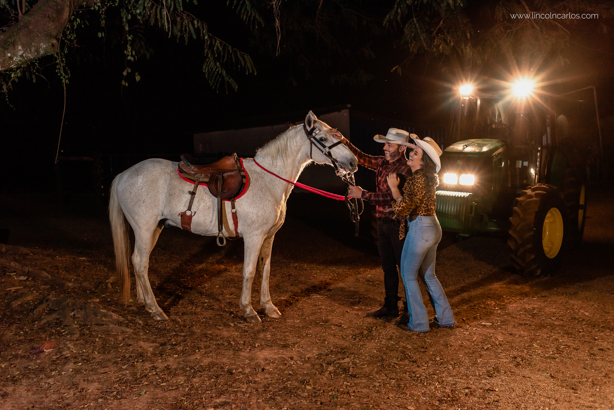 ensaio-pre-casamento-com-cavalos-ensaio-na-fazenda-pre-wedding-com-cavalos