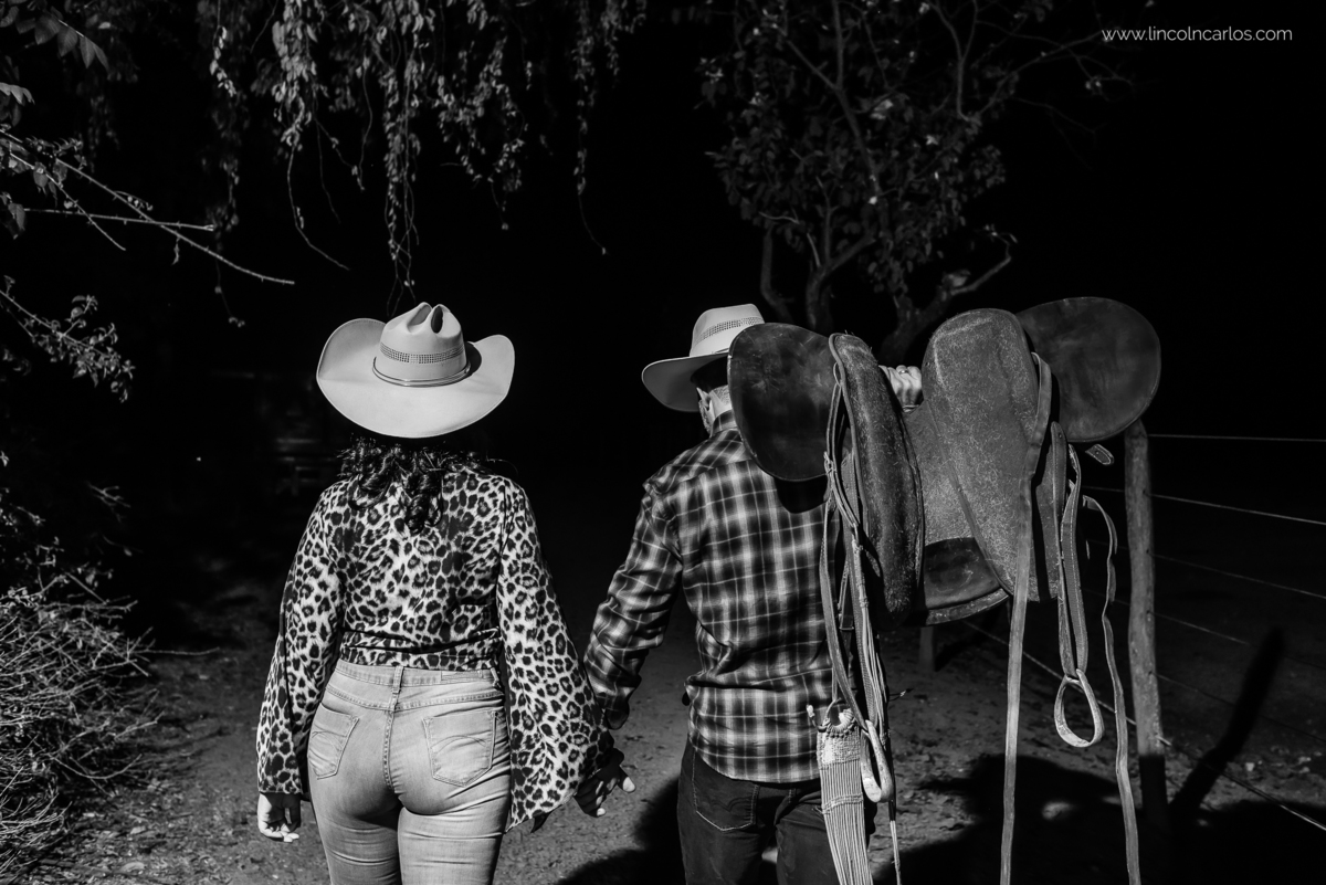 ensaio-pre-casamento-com-cavalos-ensaio-na-fazenda-pre-wedding-com-cavalos-cela