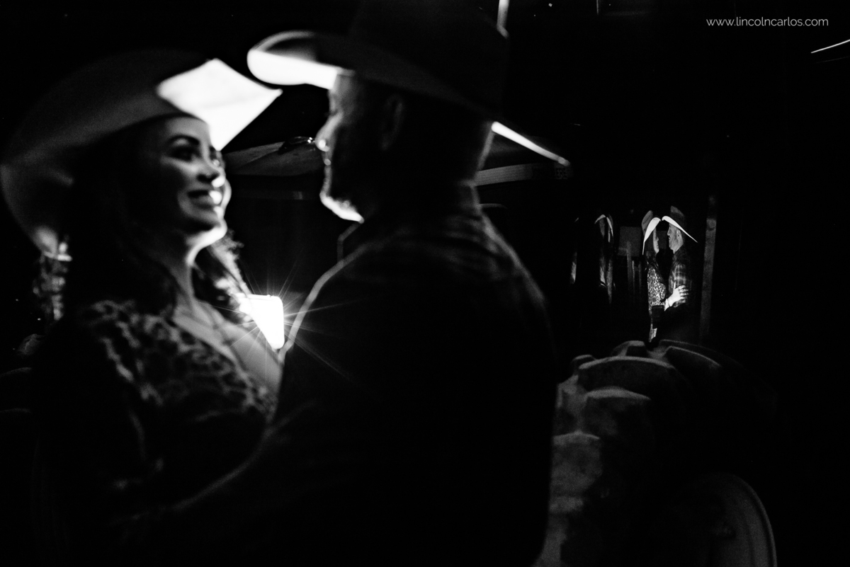 ensaio-pre-casamento-com-trator-na-fazenda-pre-wedding-com-trator-ensaio-pre-casamento-na-fazenda-com-chapeu-pre-wedding-na-fazenda-ensaio-de-casal-country
