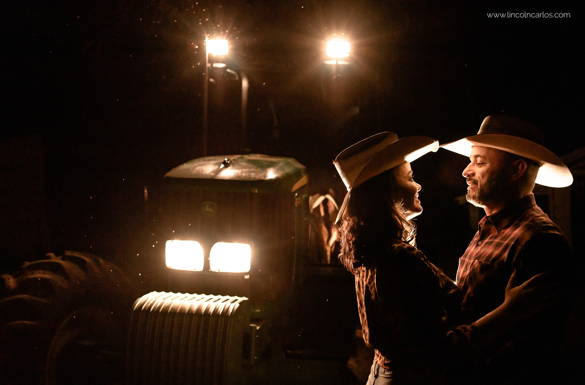 ensaio-pre-casamento-com-trator-na-fazenda-pre-wedding-com-trator-ensaio-pre-casamento-na-fazenda-com-chapeu-pre-wedding-na-fazenda-ensaio-de-casal-country