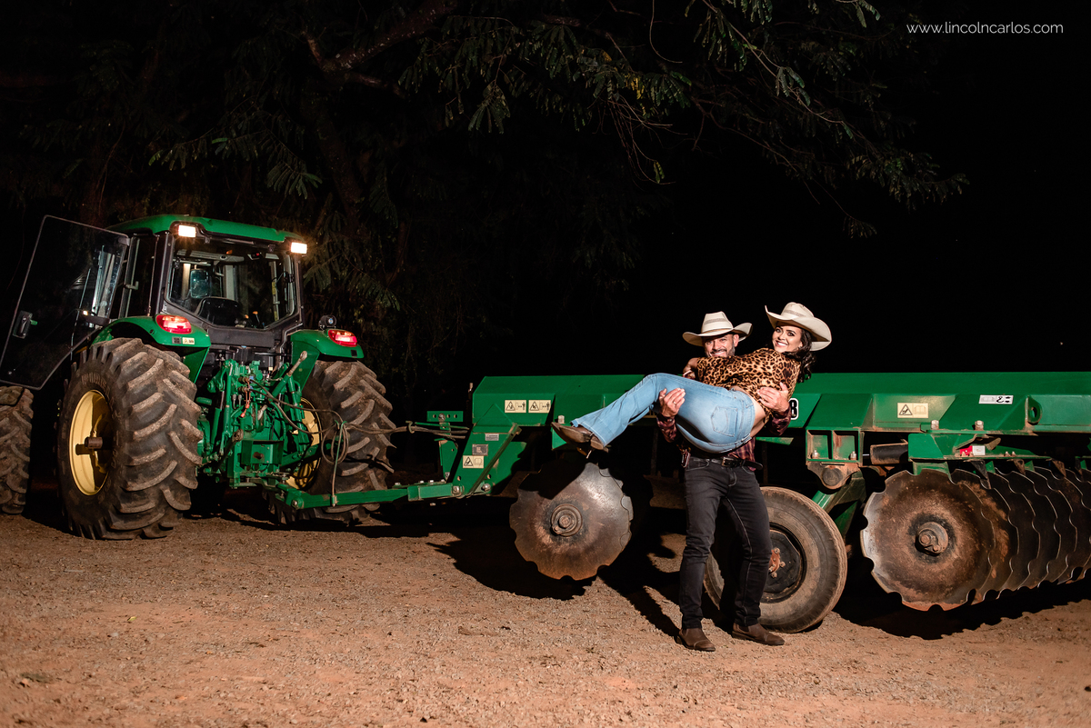ensaio-pre-casamento-com-trator-na-fazenda-pre-wedding-com-trator-ensaio-pre-casamento-na-fazenda-com-chapeu-pre-wedding-na-fazenda-ensaio-de-casal-country