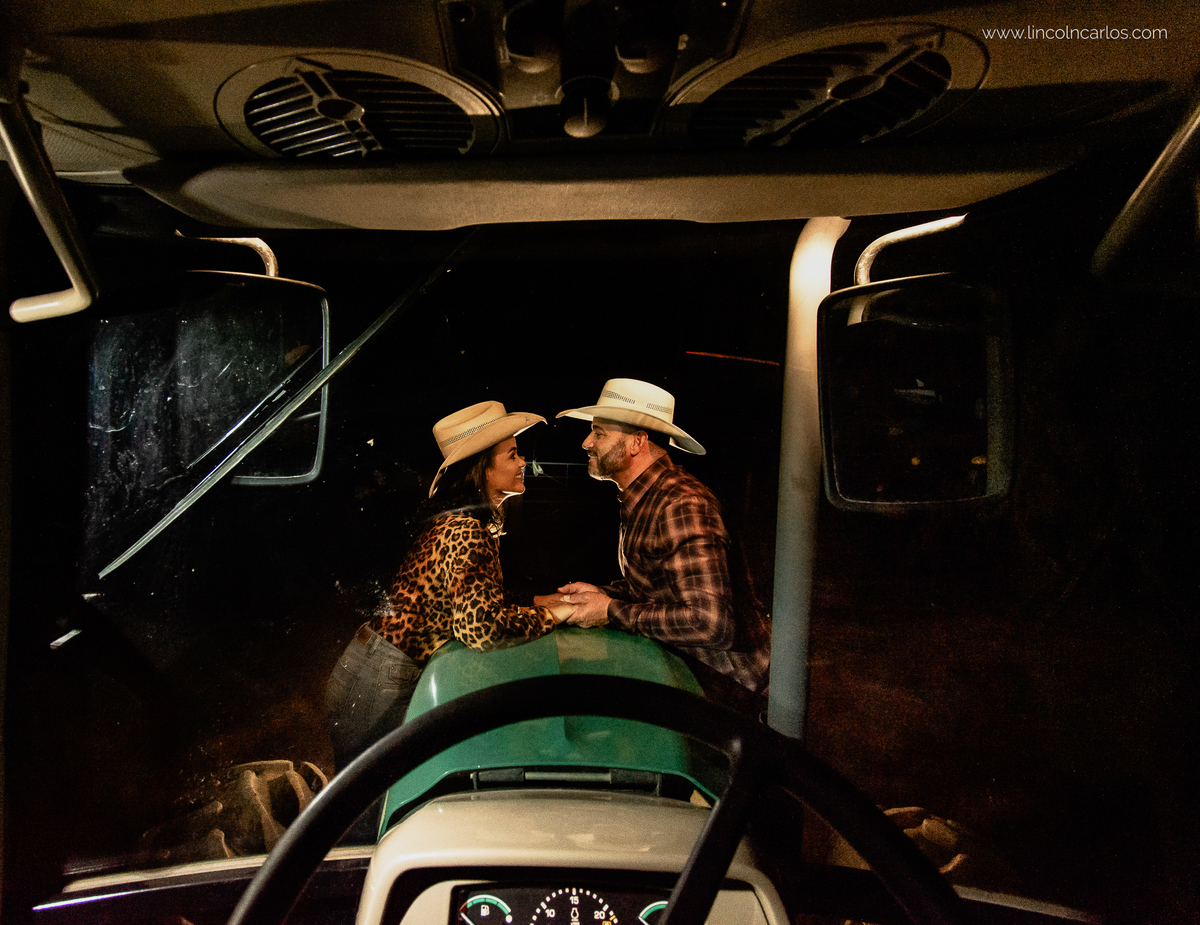 ensaio-pre-casamento-com-trator-na-fazenda-pre-wedding-com-trator-ensaio-pre-casamento-na-fazenda-com-chapeu-pre-wedding-na-fazenda-ensaio-de-casal-country