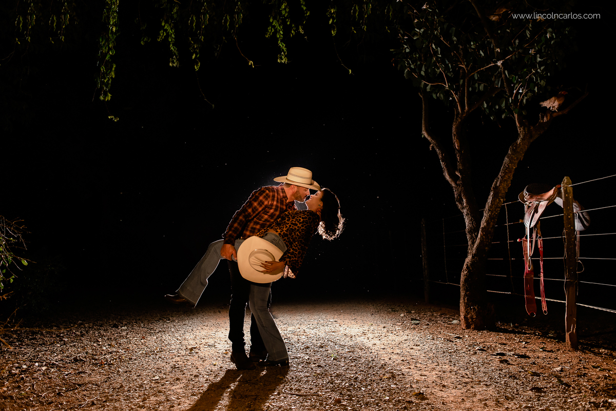 ensaio-pre-casamento-na-fazenda-com-chapeu-pre-wedding-na-fazenda-ensaio-de-casal-country