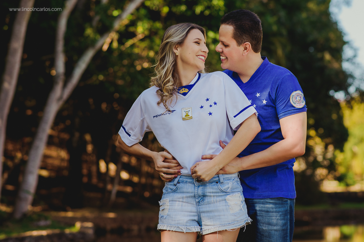 
ensaio-pre-casamento-pre-wedding-ensaio-de-ensaio-de-noivado-ensaio-de-casal-com-camisa-do-cruzeiro-bandeira-da-mafia-azul-pitangui-martinho-campos-mg
