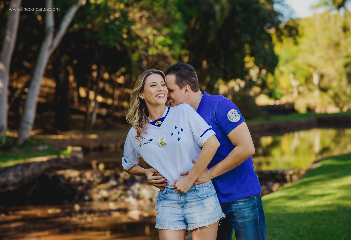 
ensaio-pre-casamento-pre-wedding-ensaio-de-ensaio-de-noivado-ensaio-de-casal-com-camisa-do-cruzeiro-bandeira-da-mafia-azul-pitangui-martinho-campos-mg
