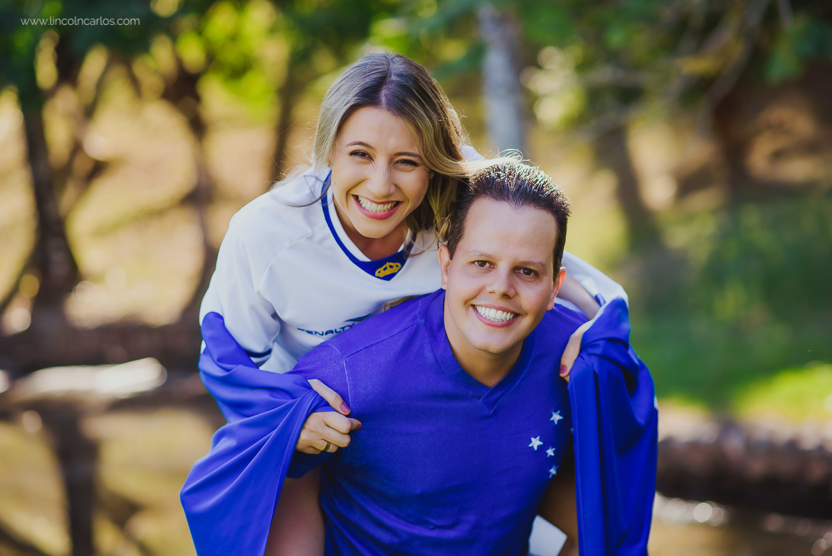 
ensaio-pre-casamento-pre-wedding-ensaio-de-ensaio-de-noivado-ensaio-de-casal-com-camisa-do-cruzeiro-bandeira-da-mafia-azul-pitangui-martinho-campos-mg
