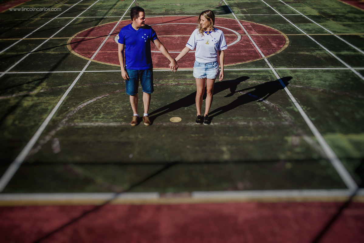 
ensaio-pre-casamento-pre-wedding-ensaio-de-ensaio-de-noivado-ensaio-de-casal-com-camisa-do-cruzeiro-bandeira-da-mafia-azul-pitangui-martinho-campos-mg
