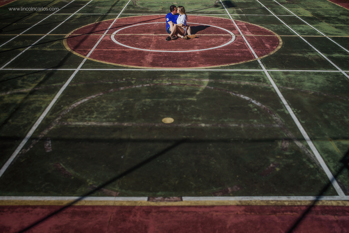 
ensaio-pre-casamento-pre-wedding-ensaio-de-ensaio-de-noivado-ensaio-de-casal-com-camisa-do-cruzeiro-bandeira-da-mafia-azul-pitangui-martinho-campos-mg

