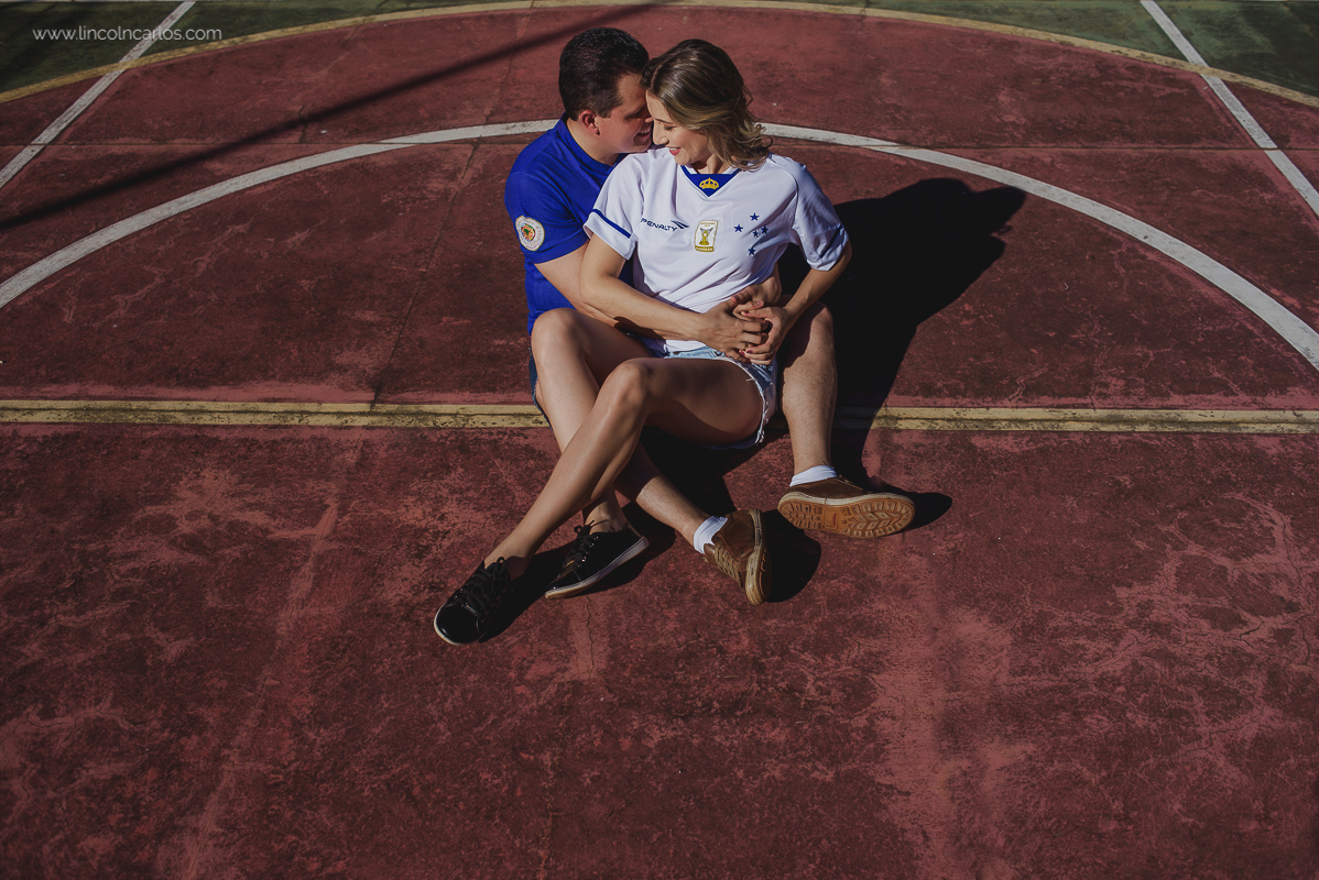 
ensaio-pre-casamento-pre-wedding-ensaio-de-ensaio-de-noivado-ensaio-de-casal-com-camisa-do-cruzeiro-bandeira-da-mafia-azul-pitangui-martinho-campos-mg
