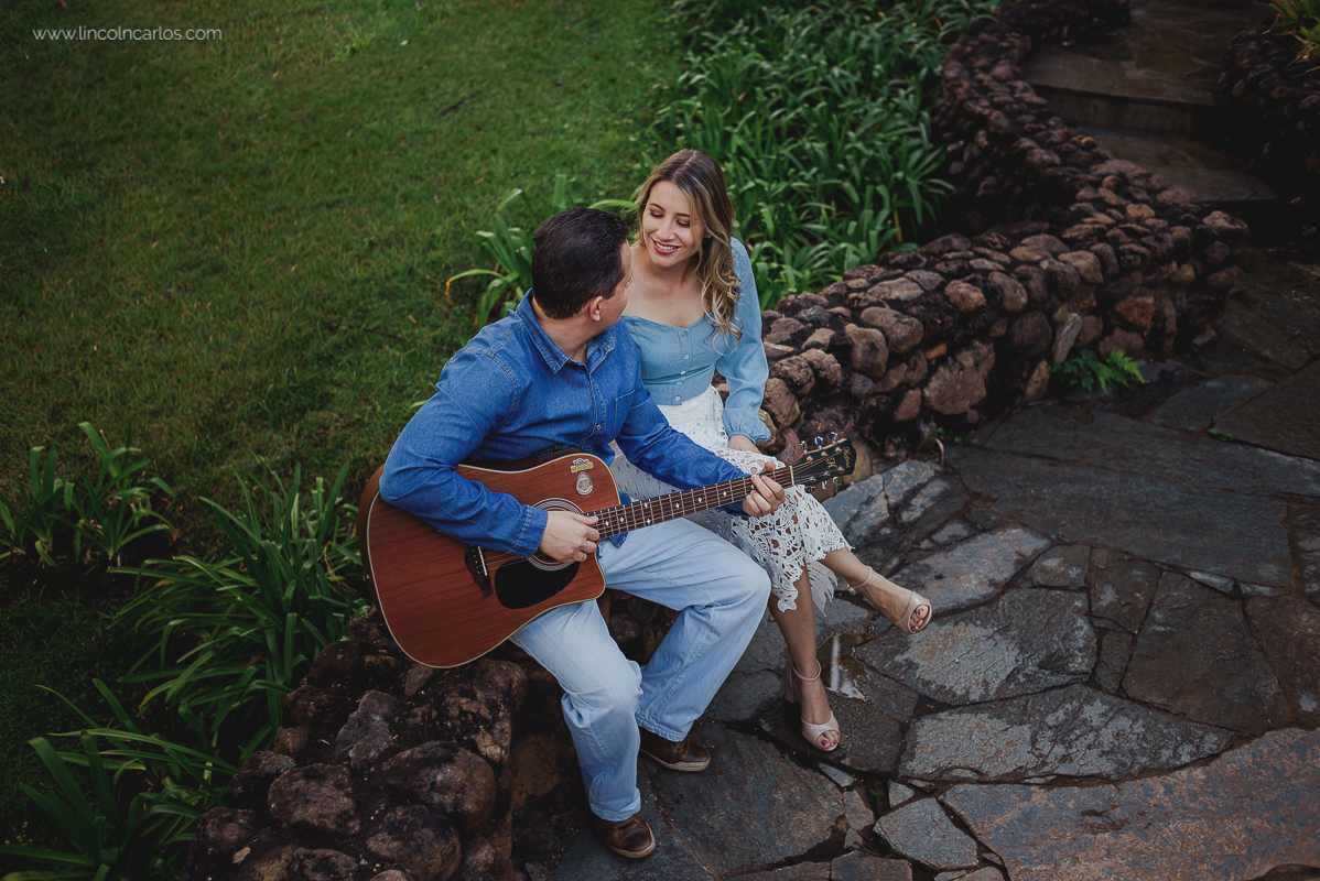 ensaio-pre-casamento-pre-wedding-ensaio-de-ensaio-de-noivado-ensaio-de-casal-com-violao-pitangui-martinho-campos-mg