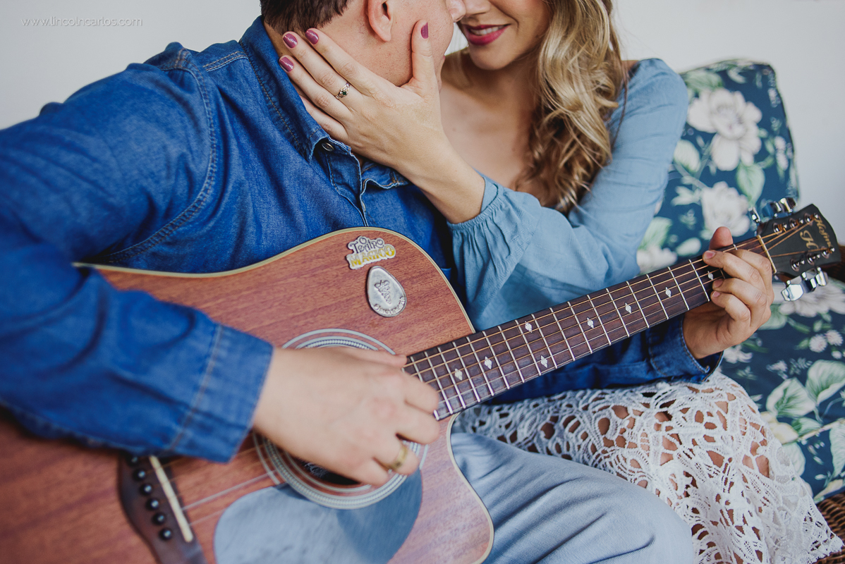 ensaio-pre-casamento-pre-wedding-ensaio-de-ensaio-de-noivado-ensaio-de-casal-com-violao-pitangui-martinho-campos-mg