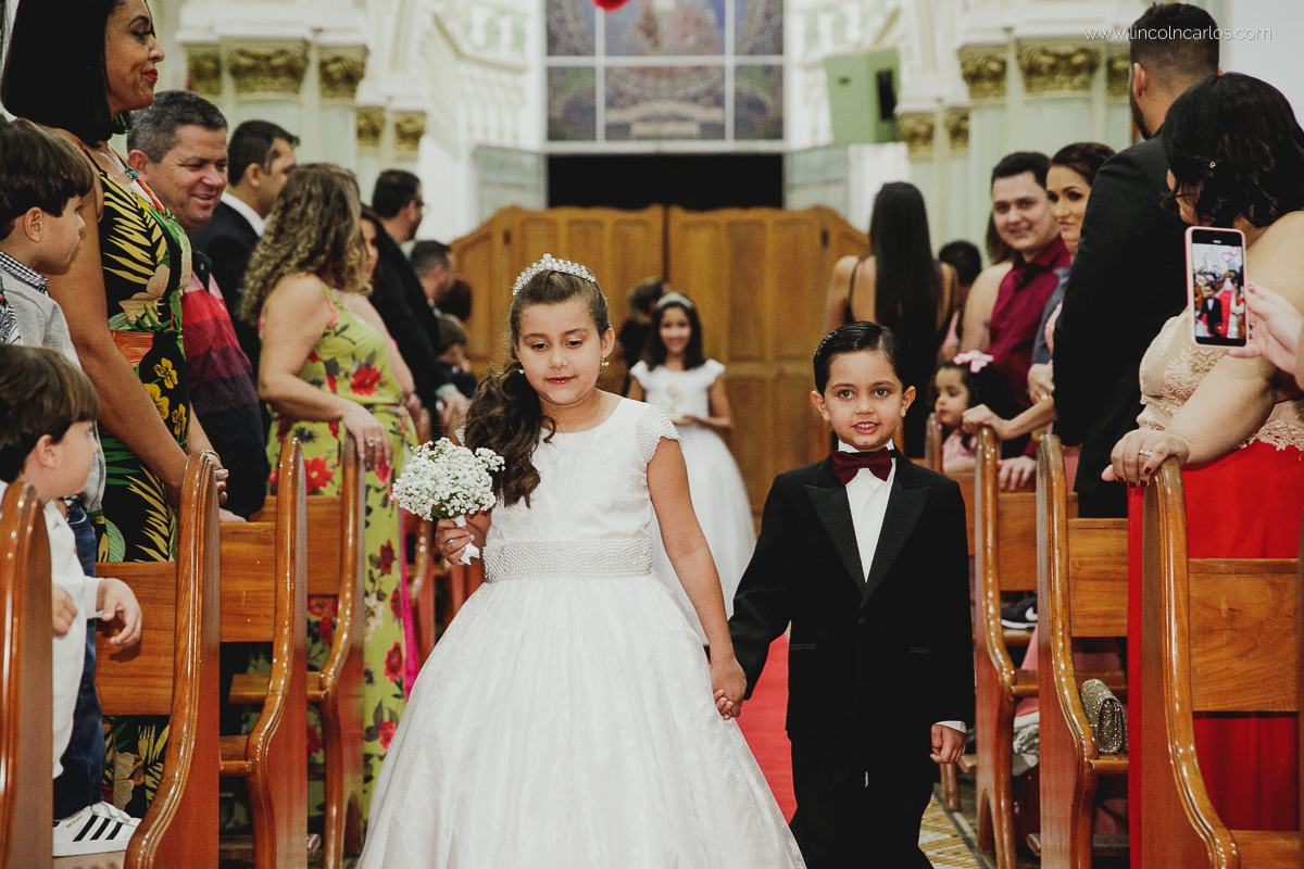casamento-karla-e-gustavo-igreja-nossa-senhora-do-bom-despacho-entrada-dos-pajes- fotografo-de-casamento-lincoln-carlos