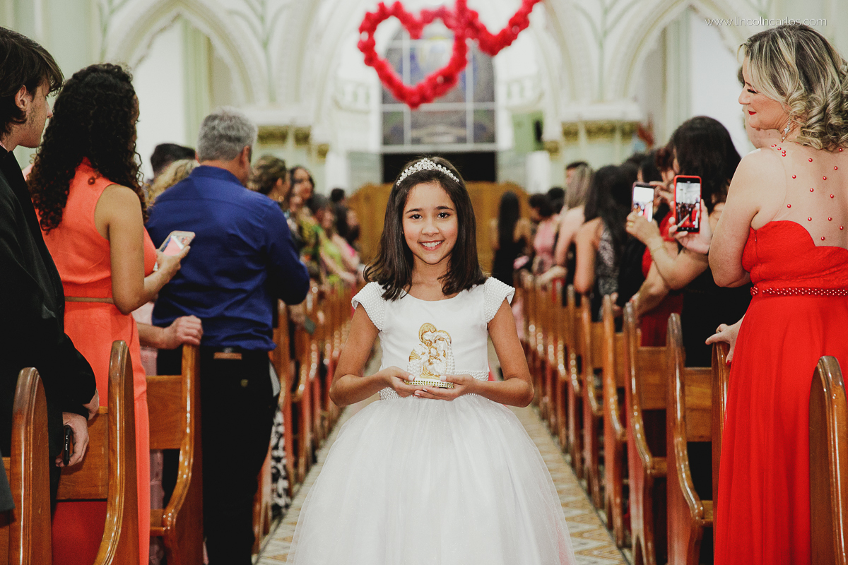 casamento-karla-e-gustavo-igreja-nossa-senhora-do-bom-despacho-entrada-dos-pajes- fotografo-de-casamento-lincoln-carlos
