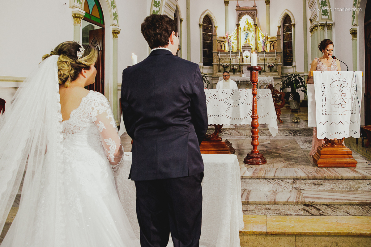 casamento-karla-e-gustavo-igreja-nossa-senhora-do-bom-despacho-noivos-no-altar-fotografo-de-casamento-lincoln-carlos