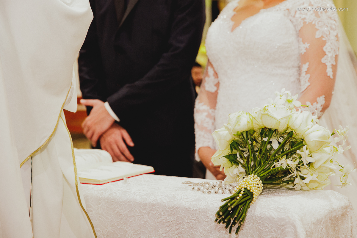 casamento-karla-e-gustavo-igreja-nossa-senhora-do-bom-despacho-noivos-no-altar-fotografo-de-casamento-lincoln-carlos