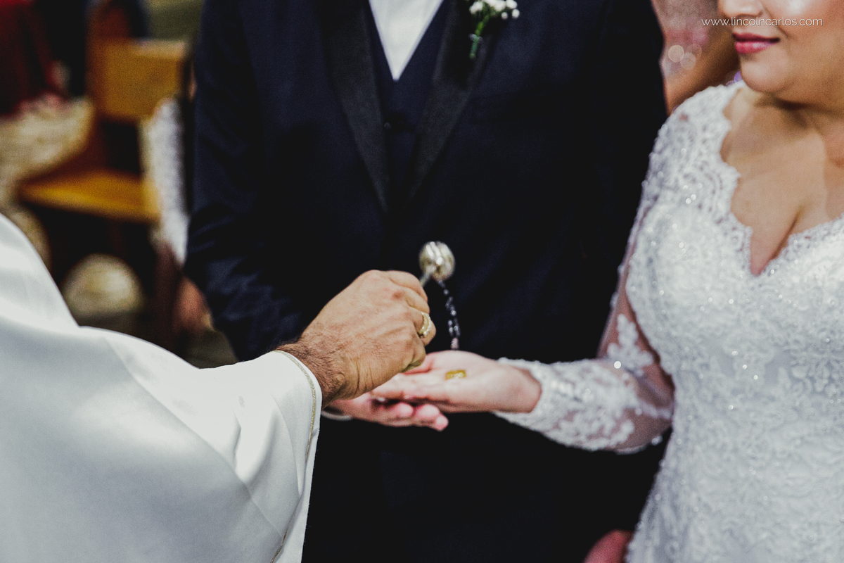 casamento-karla-e-gustavo-igreja-nossa-senhora-do-bom-despacho-noivos-no-altar-fotografo-de-casamento-lincoln-carlos