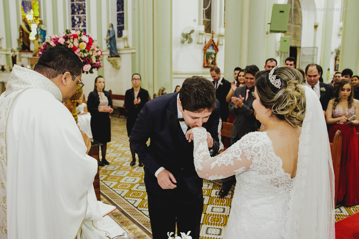 casamento-karla-e-gustavo-igreja-nossa-senhora-do-bom-despacho-noivos-no-altar-fotografo-de-casamento-lincoln-carlos