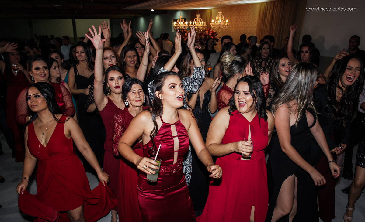 casamento-karla-e-gustavo-recepção-de-casamento-hora-de-jogar-o-boque-fotografo-de-casamento-lincoln-carlos
