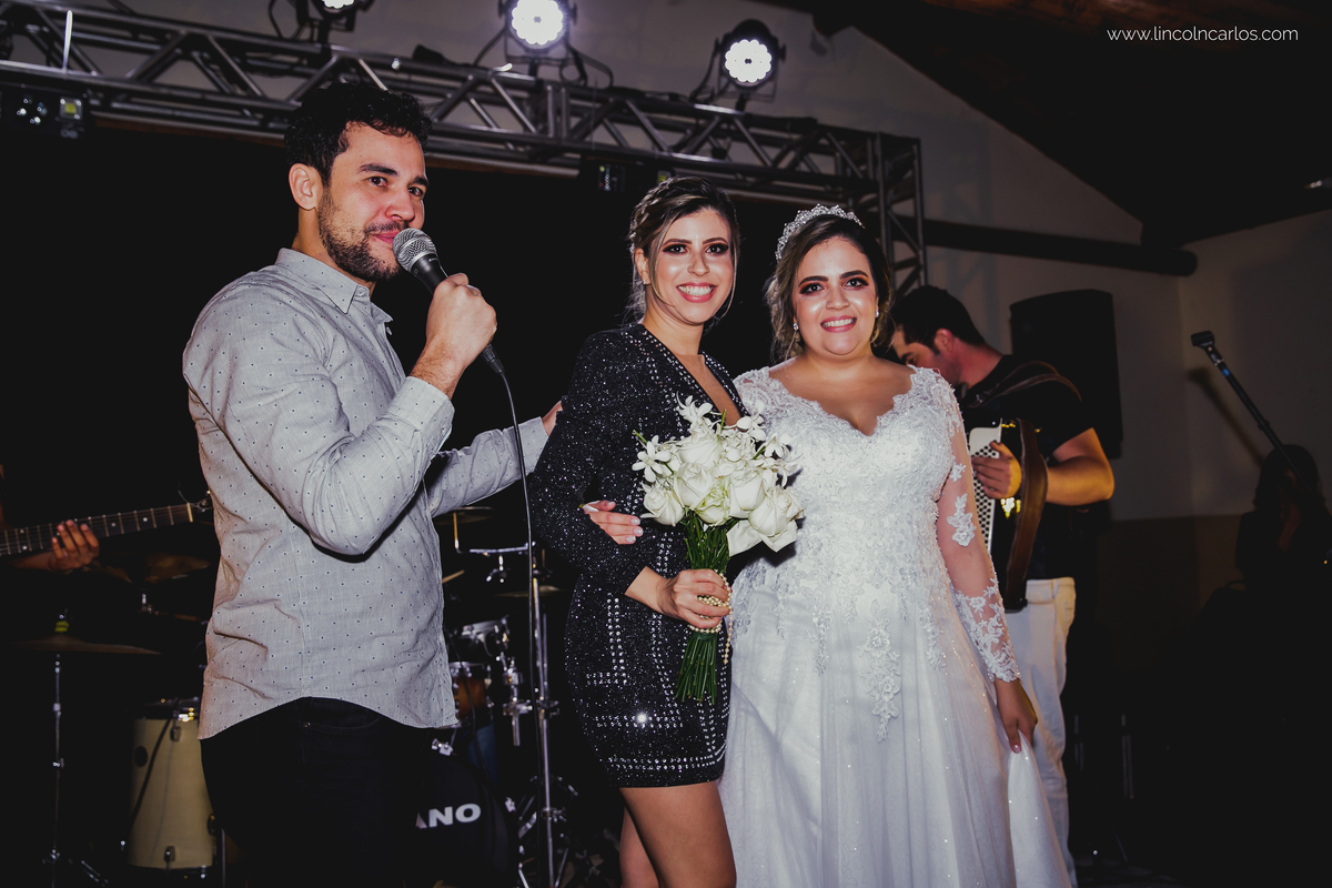 casamento-karla-e-gustavo-recepção-de-casamento-hora-de-jogar-o-boque-fotografo-de-casamento-lincoln-carlos-cantor-ricardo-trindade-e-banda