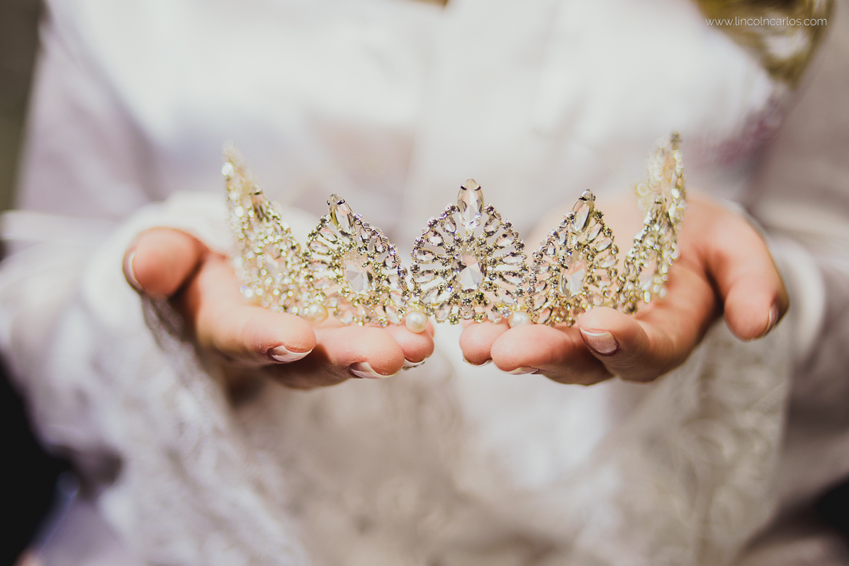 making-of-noiva-karla-salão-modifick-espaco-juliana-knischewski-bom-despacho- tiara-de-noiva-e-buquê-de-noiva