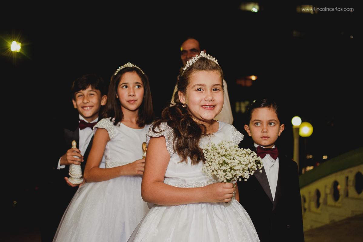 casamento-karla-e-gustavo-igreja-nossa-senhora-do-bom-despacho-entrada-dos-pajes- fotografo-de-casamento-lincoln-carlos