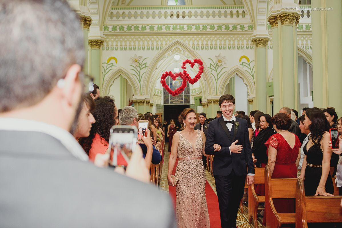 casamento-karla-e-gustavo-igreja-nossa-senhora-do-bom-despacho-entrada-do-noivo- fotografo-de-casamento-lincoln-carlos