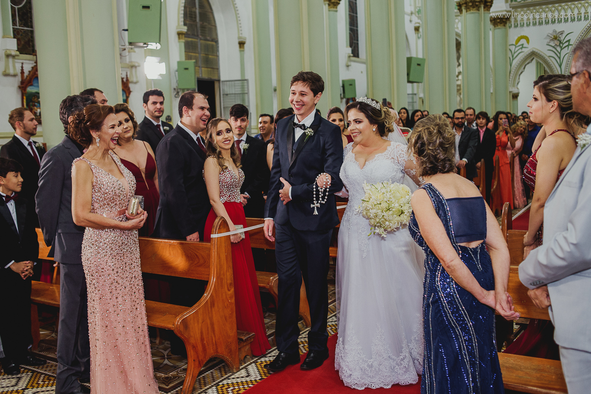 casamento-karla-e-gustavo-igreja-nossa-senhora-do-bom-despacho-entrada-dos-noivos- fotografo-de-casamento-lincoln-carlos