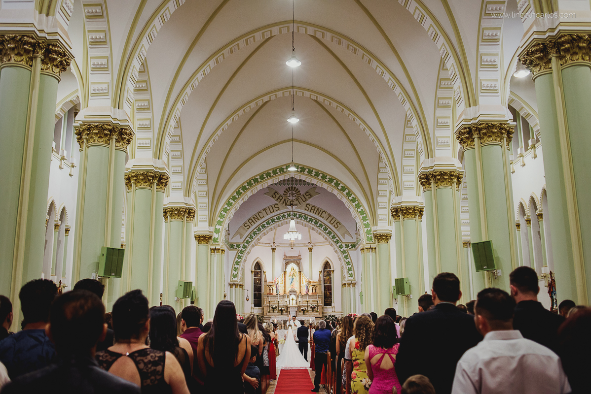 casamento-karla-e-gustavo-igreja-nossa-senhora-do-bom-despacho-noivos-no-altar-fotografo-de-casamento-lincoln-carlos