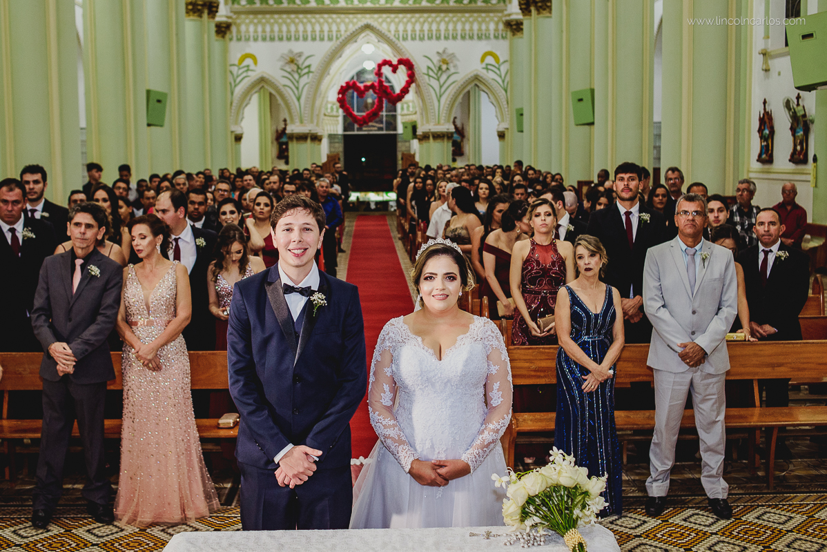 casamento-karla-e-gustavo-igreja-nossa-senhora-do-bom-despacho-noivos-no-altar-fotografo-de-casamento-lincoln-carlos