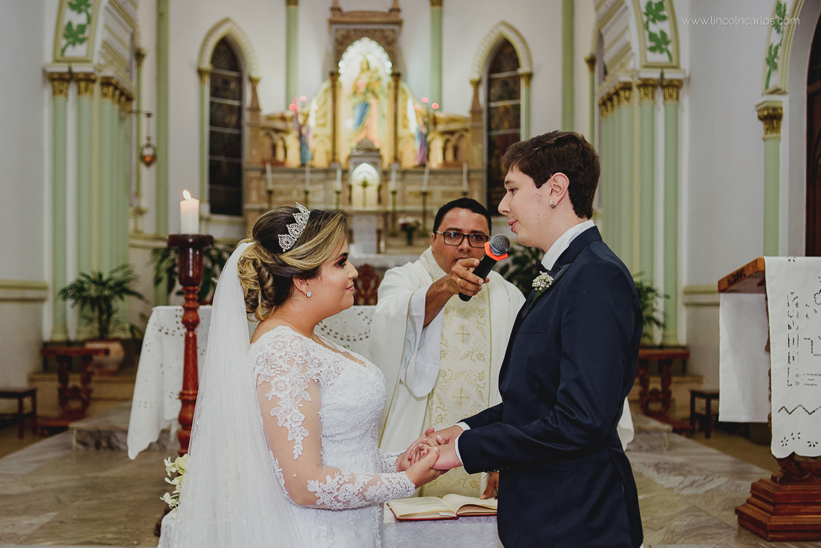 casamento-karla-e-gustavo-igreja-nossa-senhora-do-bom-despacho-noivos-no-altar-fotografo-de-casamento-lincoln-carlos