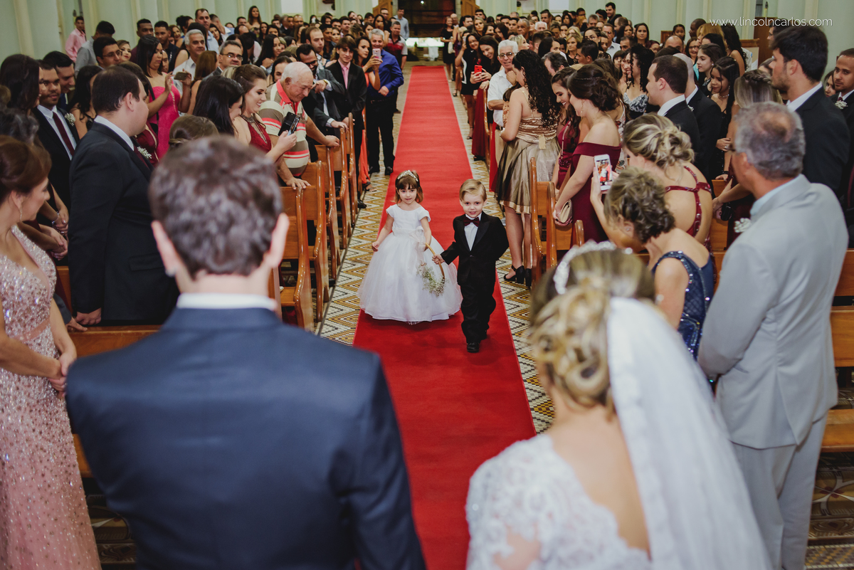 casamento-karla-e-gustavo-igreja-nossa-senhora-do-bom-despacho-entrada-dos-pajes- fotografo-de-casamento-lincoln-carlos