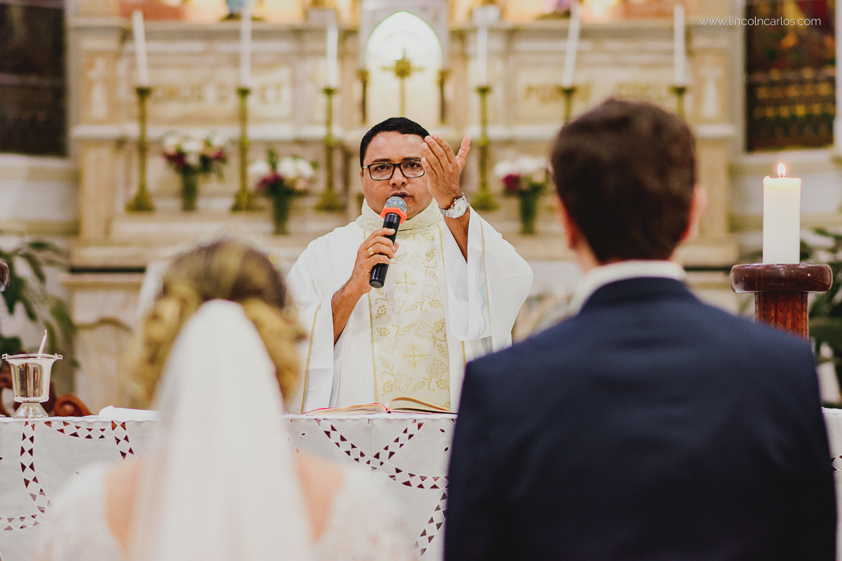 casamento-karla-e-gustavo-igreja-nossa-senhora-do-bom-despacho-noivos-no-altar-fotografo-de-casamento-lincoln-carlos