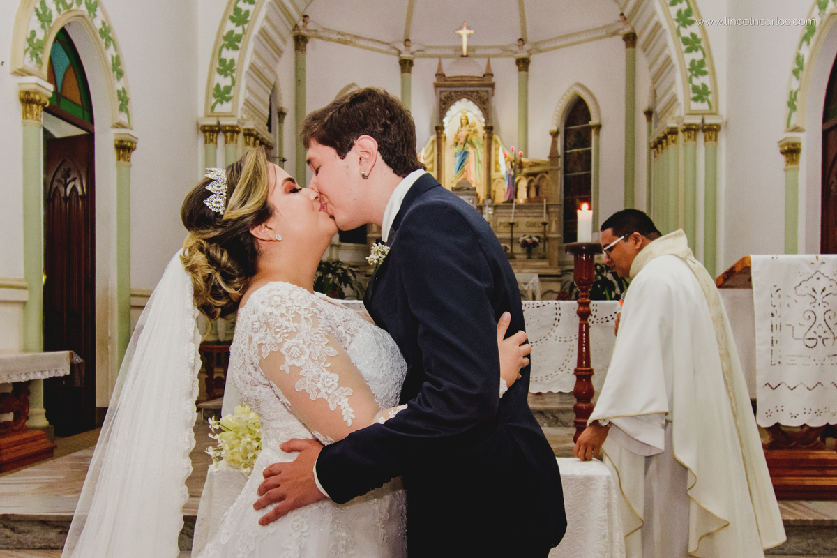 casamento-karla-e-gustavo-igreja-nossa-senhora-do-bom-despacho-noivos-no-altar-fotografo-de-casamento-lincoln-carlos