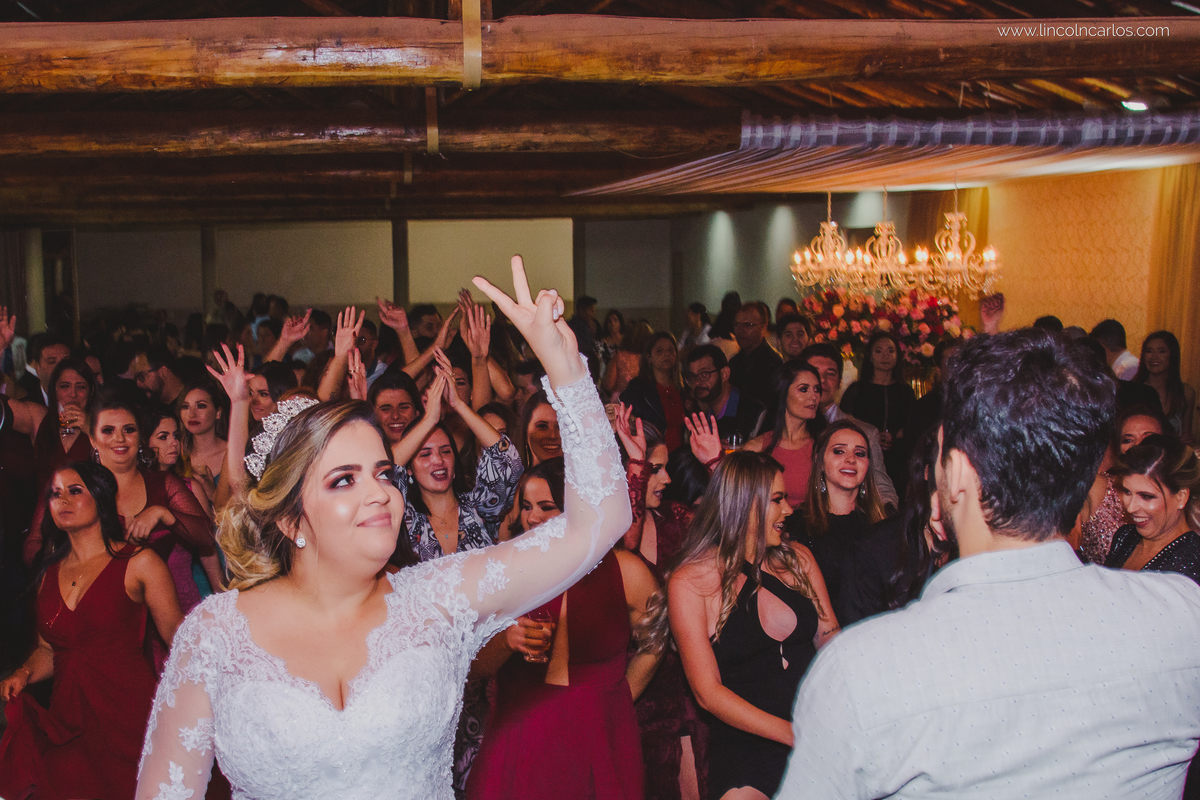 casamento-karla-e-gustavo-recepção-de-casamento-hora-de-jogar-o-boque-fotografo-de-casamento-lincoln-carlos-cantor-ricardo-trindade-e-banda