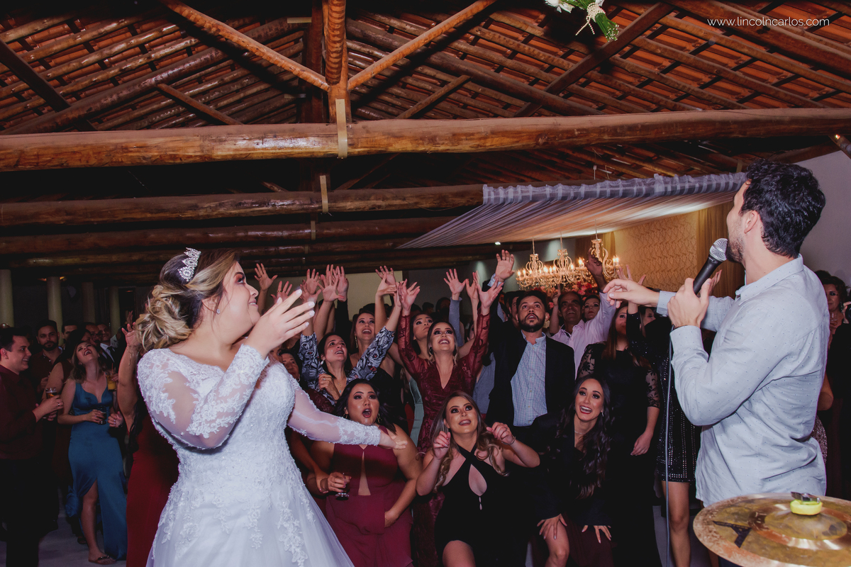 casamento-karla-e-gustavo-recepção-de-casamento-hora-de-jogar-o-boque-fotografo-de-casamento-lincoln-carlos-cantor-ricardo-trindade-e-banda