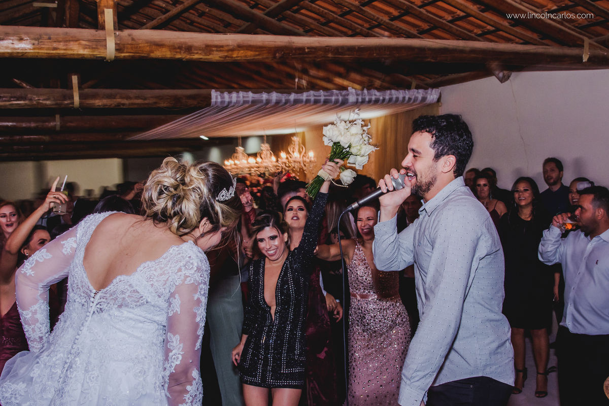 casamento-karla-e-gustavo-recepção-de-casamento-hora-de-jogar-o-boque-fotografo-de-casamento-lincoln-carlos-cantor-ricardo-trindade-e-banda