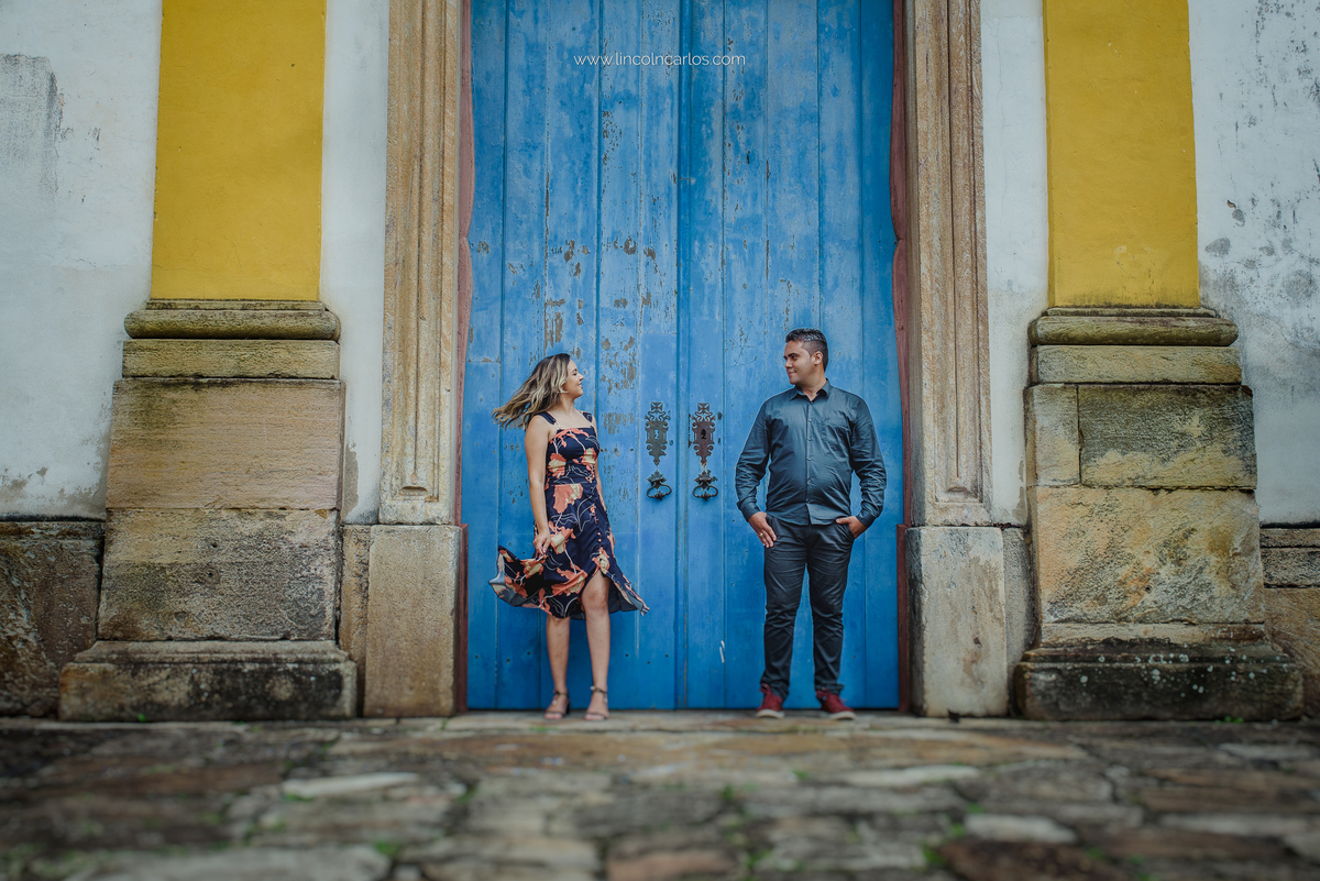 ensaio-pre-casamento-em-ouro-preto-viviane-e-junior-ensaio-externo-de-casal-ensaio-de-noivos-ensaio-pre-wedding-na-cidade-historica-de-ouro-preto-mg-lincoln-carlos-fotografo