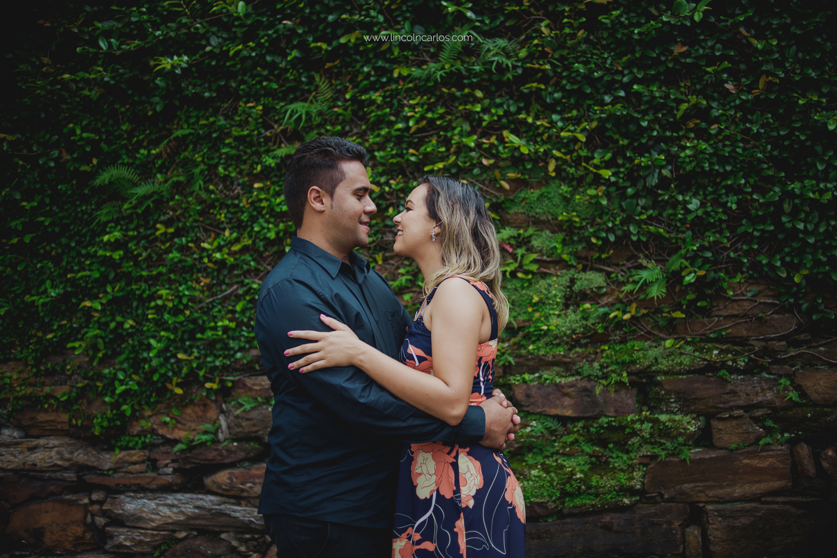 ensaio-pre-casamento-em-ouro-preto-viviane-e-junior-ensaio-externo-de-casal-ensaio-de-noivos-ensaio-pre-wedding-na-cidade-historica-de-ouro-preto-mg-lincoln-carlos-fotografo