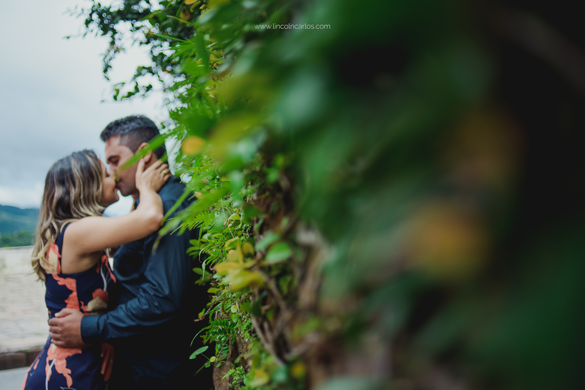 ensaio-pre-casamento-em-ouro-preto-viviane-e-junior-ensaio-externo-de-casal-ensaio-de-noivos-ensaio-pre-wedding-na-cidade-historica-de-ouro-preto-mg-lincoln-carlos-fotografo