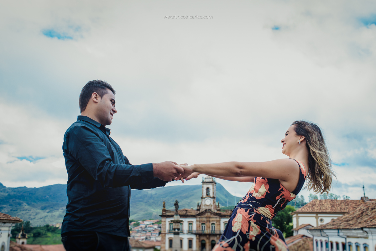 ensaio-pre-casamento-em-ouro-preto-viviane-e-junior-ensaio-externo-de-casal-ensaio-de-noivos-ensaio-pre-wedding-na-cidade-historica-de-ouro-preto-mg-lincoln-carlos-fotografo