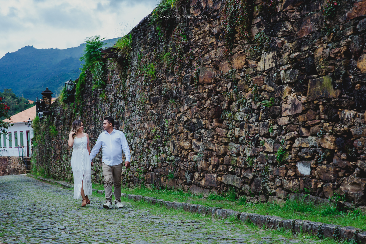 ensaio-pre-casamento-em-ouro-preto-viviane-e-junior-ensaio-externo-de-casal-ensaio-de-noivos-ensaio-pre-wedding-na-cidade-historica-de-ouro-preto-mg-lincoln-carlos-fotografo